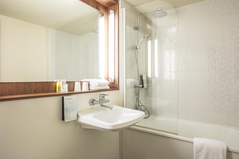 Bathroom 5, Hotel Campanile Mulhouse Sud - Morschwiller, Haut-Rhin
