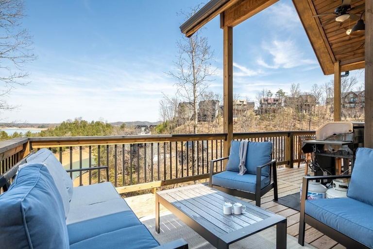 Property grounds 5, Bearfoot Cove, Jefferson