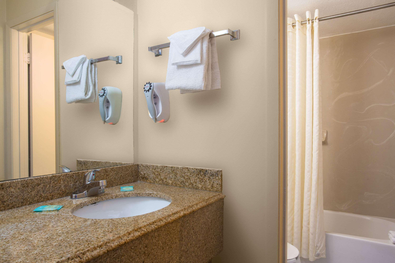 Bathroom 5, Knights Inn Orlando, Orange