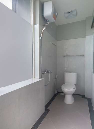 Bathroom, OYO 3216 Ellegan Residence, Tangerang