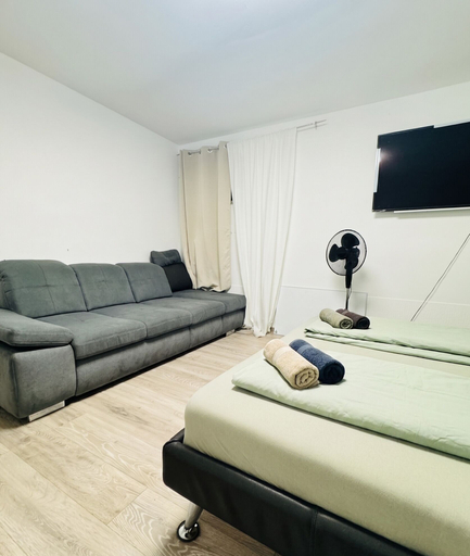 Room 5, Cozy Room With Shared Garden Access, Wien
