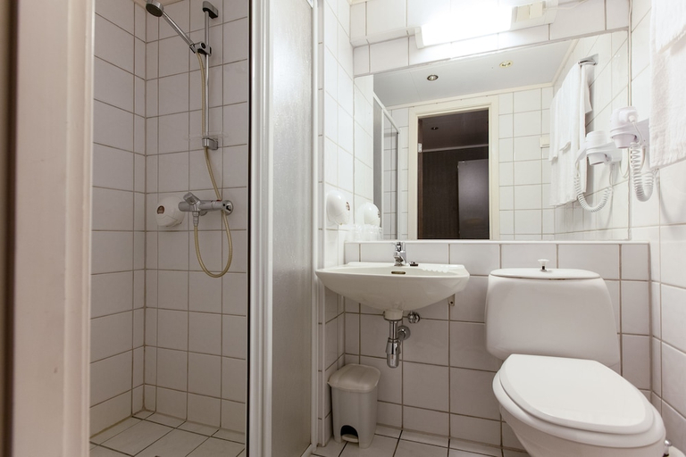Bathroom, F2 Hotel, Harstad