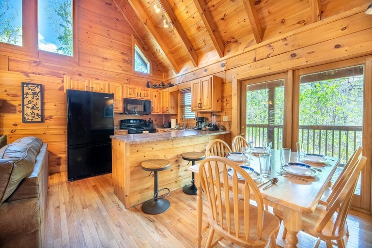 Dining, Roudys Roost, Sevier