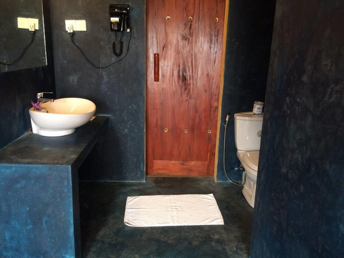 Bathroom, Rainforest Edge, Kalawana