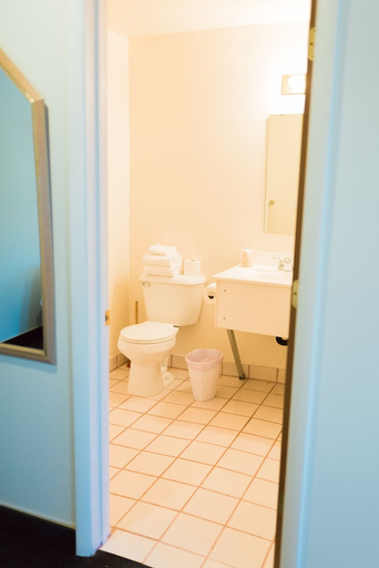Bathroom 5, Panguitch Inn, Garfield