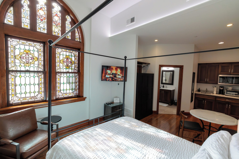 Room 2, Cozy Suite in Historic Marymount, Saline