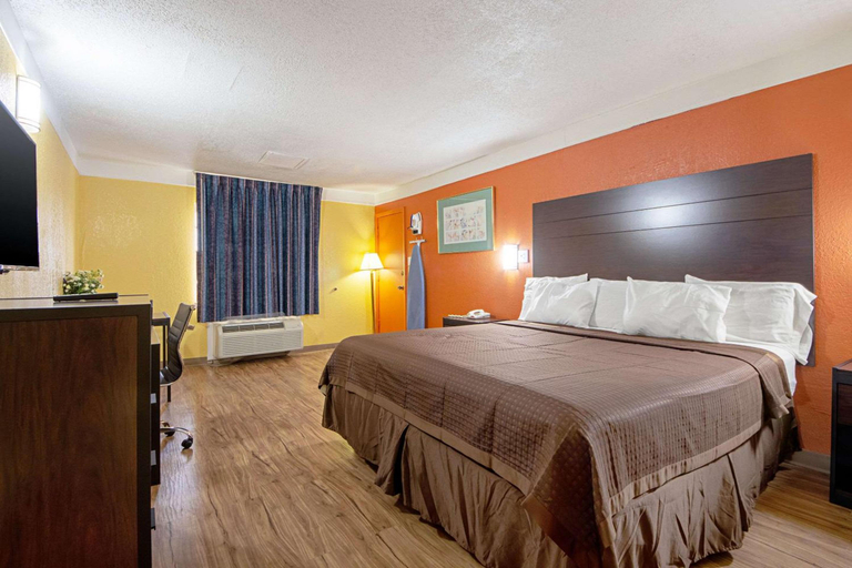 Bedroom 2, Economy Inn Suites, Denton