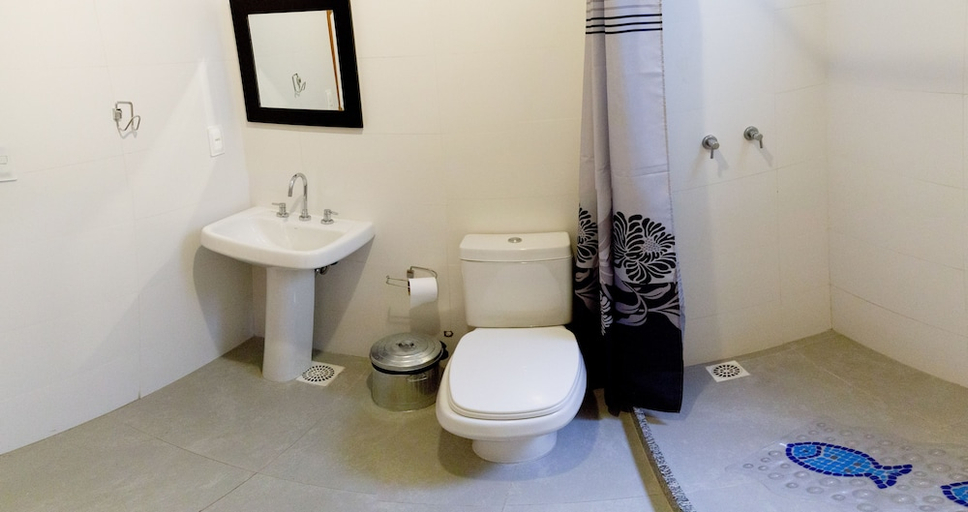 Bathroom 3, CabanaCopa Hostel, Rio de Janeiro