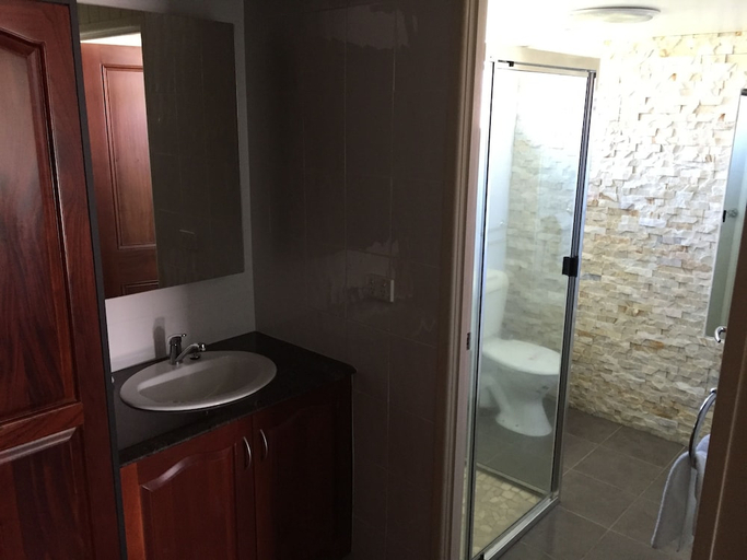 Bathroom 5, Country Plaza Motor Inn, Mackay - Pt A