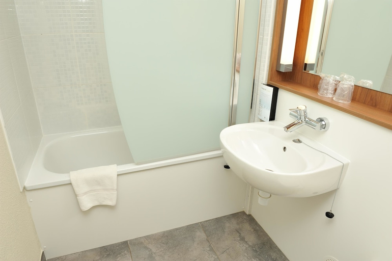Bathroom 4, Campanile Pessac, Gironde
