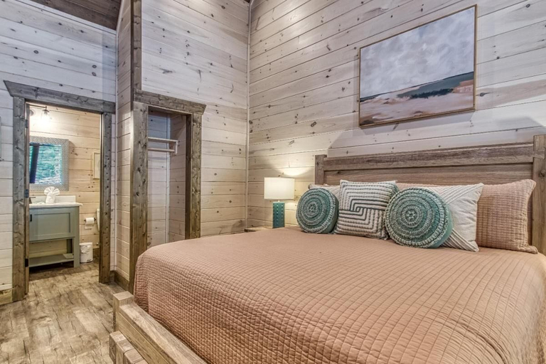 Room 2, Stonehouse Ridge, Sevier
