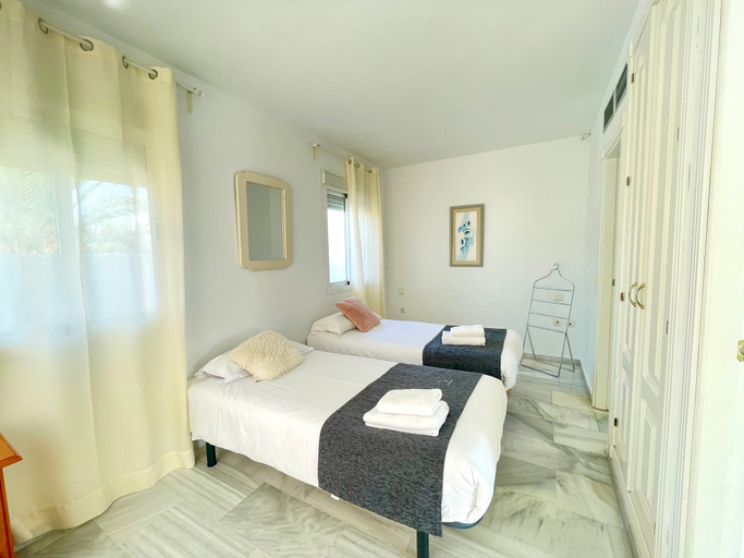 Room 2, Fantastic 2 Bedroom Duplex Pool View Fase 6, Málaga
