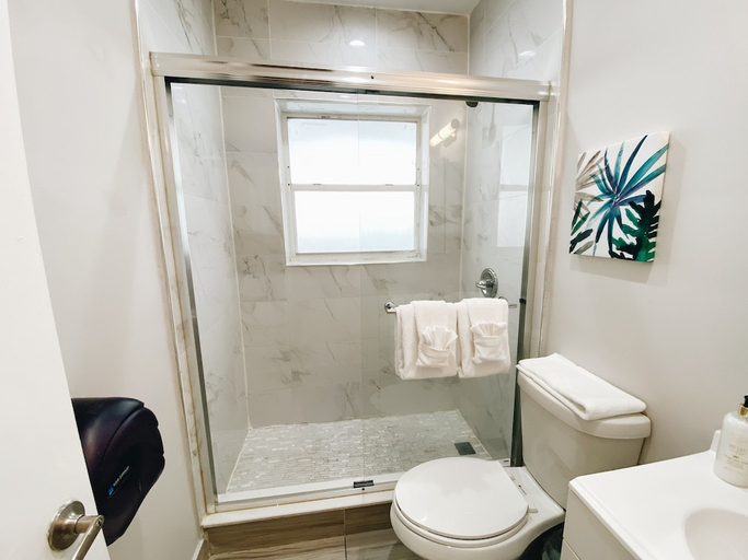 Bathroom 4, Rock Hostel, Miami-Dade