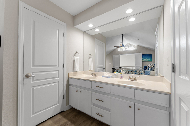 Bathroom 3, Mb1-6 Elevation Escape 3 Bedroom Condo, Taney