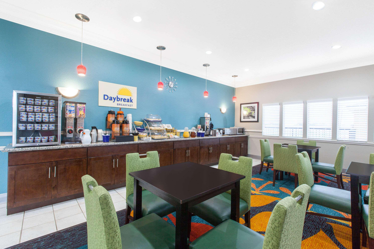 Food & Drinks, Days Inn Ennis, Ellis