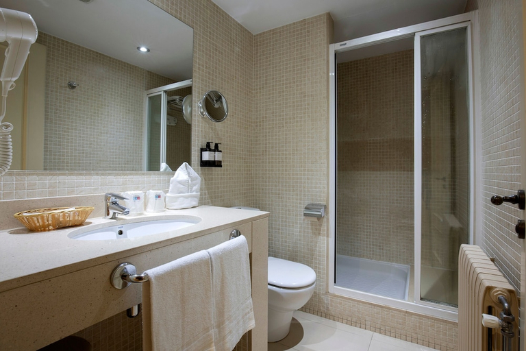 Bathroom 3, Apartaments Shusski by Nexta.