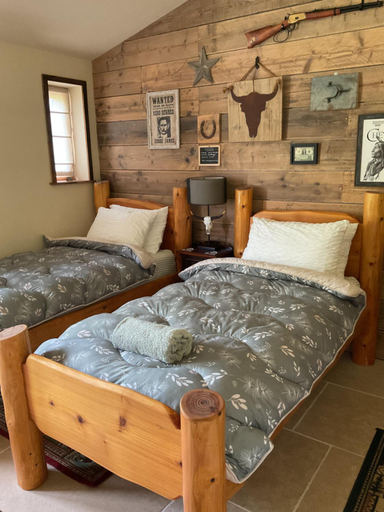 Bedroom 2, Oak ridge cabin, Norfolk