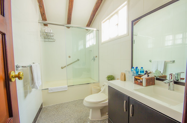 Bathroom 5, Santa Lucia, Cuenca