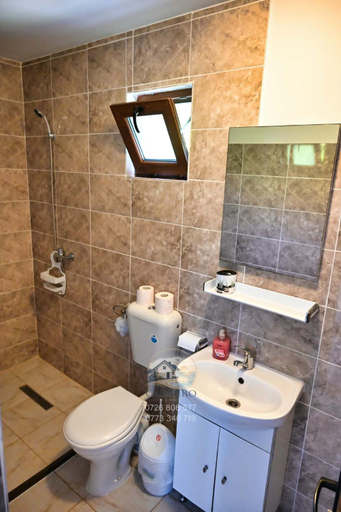Bathroom 5, Casa EBO, Limanu