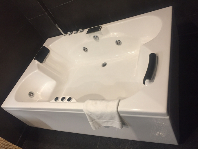 Bathroom 5, Radisson Chandigarh Zirakpur, Sahibzada Ajit Singh Nagar