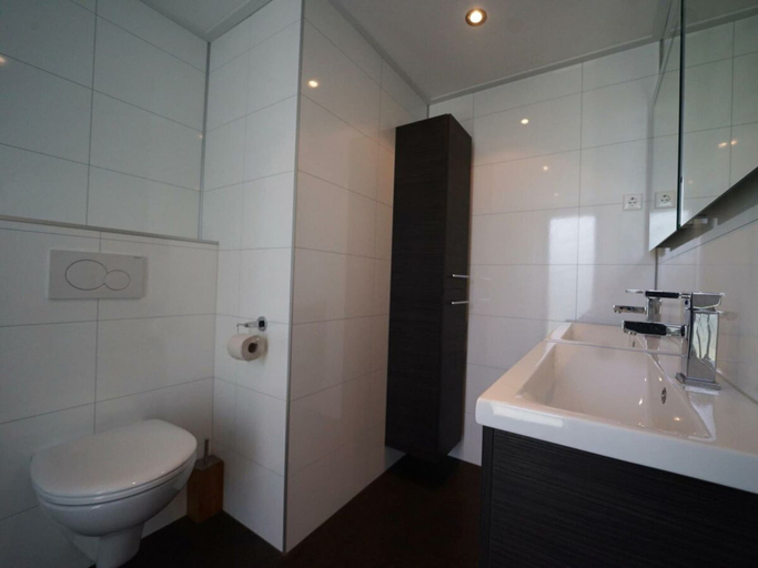 Bathroom 4, Holiday Home in Halfweg With Terrace, Haarlemmerliede c.a.