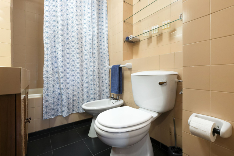 Room 5, MQ2 in Oporto With 3 Bedrooms and 2 Bathrooms, Porto