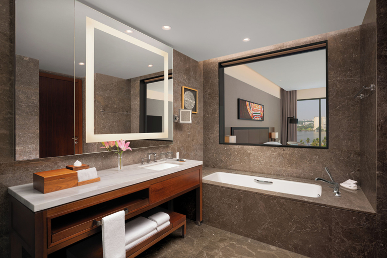Bathroom 5, Grand Hyatt Kochi Bolgatty, Ernakulam