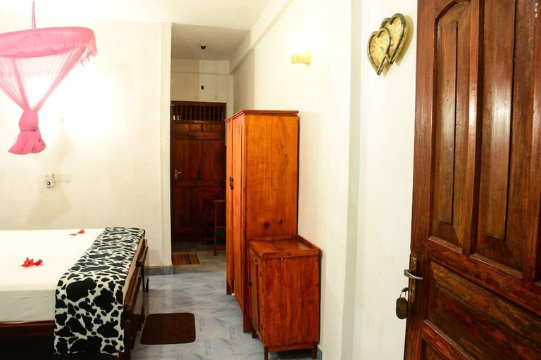 Bedroom 2, Shanthi Beach Resort, Habaraduwa