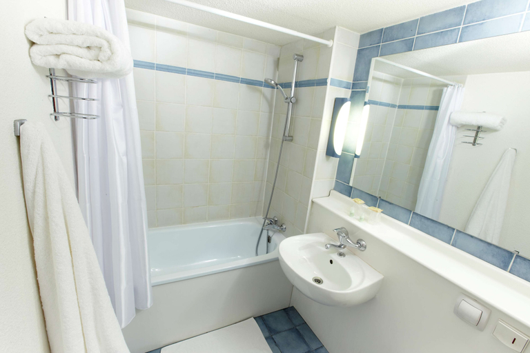 Bathroom 5, Kyriad Direct Strasbourg Ouest - Zénith, Bas-Rhin