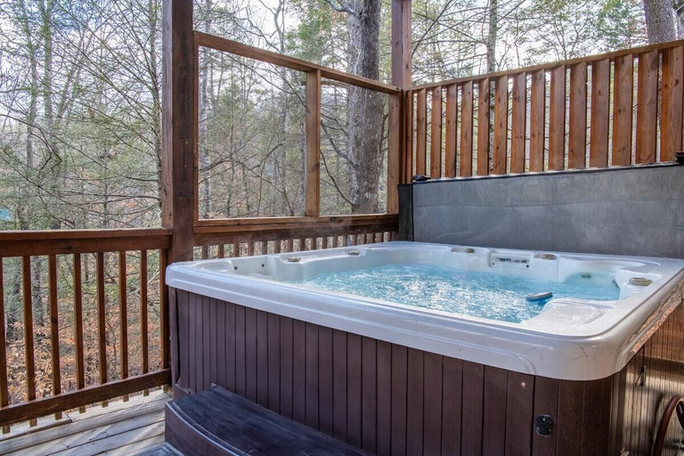 Outdoor spa tub, A Perfect Stay, Sevier