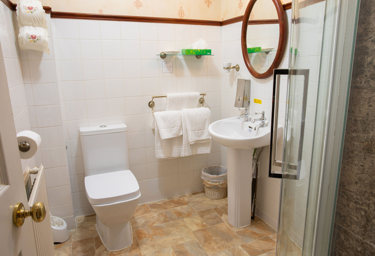 Bathroom 5, FINES BAYLIWICK HOTEL, Bracknell Forest