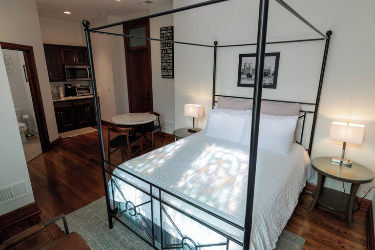 Room 4, Cozy Suite in Historic Marymount, Saline
