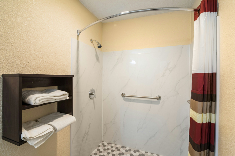 Bathroom 4, Red Roof Inn Temple, Bell