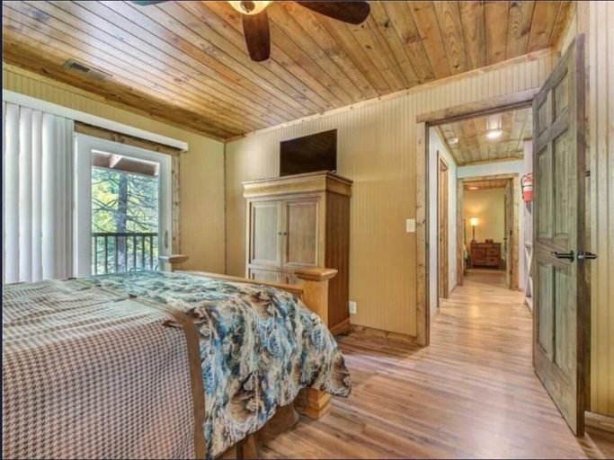 Bedroom 2, Lil Bear's Den, Sevier