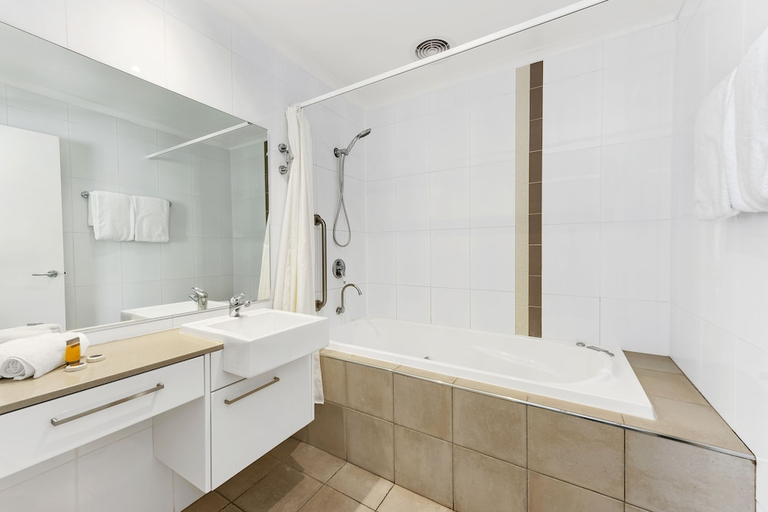 Bathroom 4, Flynns Beach Resort, Port Macquarie-Hastings - Pt A