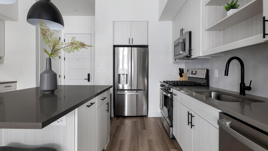 Private kitchen 3, Landing Amazing 1bd, Gym, Travis