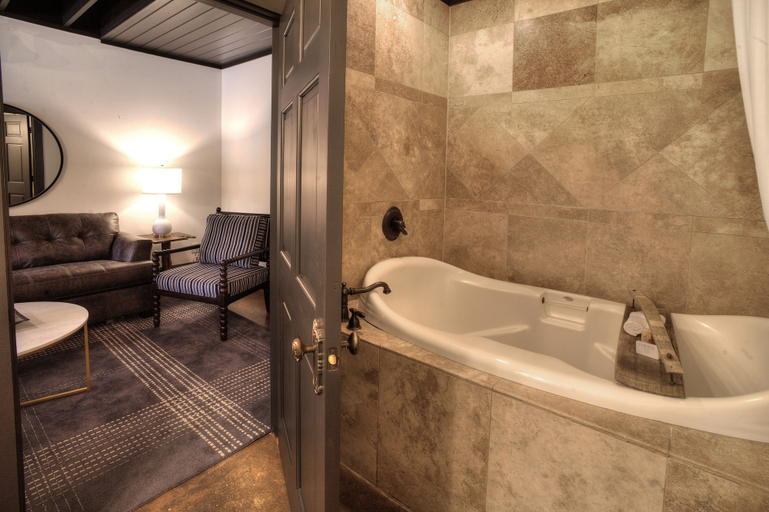 Bathroom 3, The Lodge Above Town Creek, Gillespie