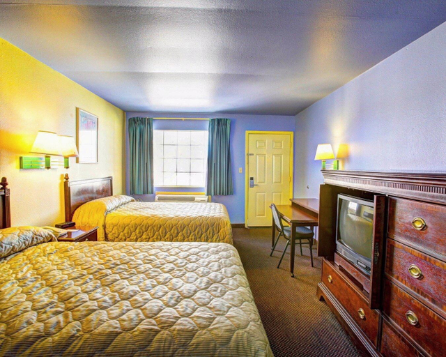 Bedroom 4, Nites Inn, Bell