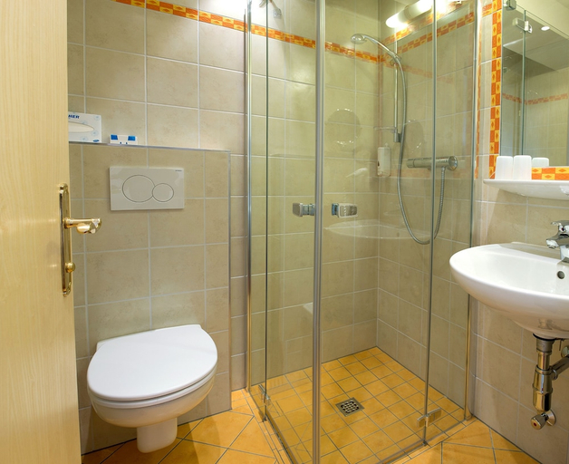 Bathroom 3, Hotel Schneeberger, Kufstein