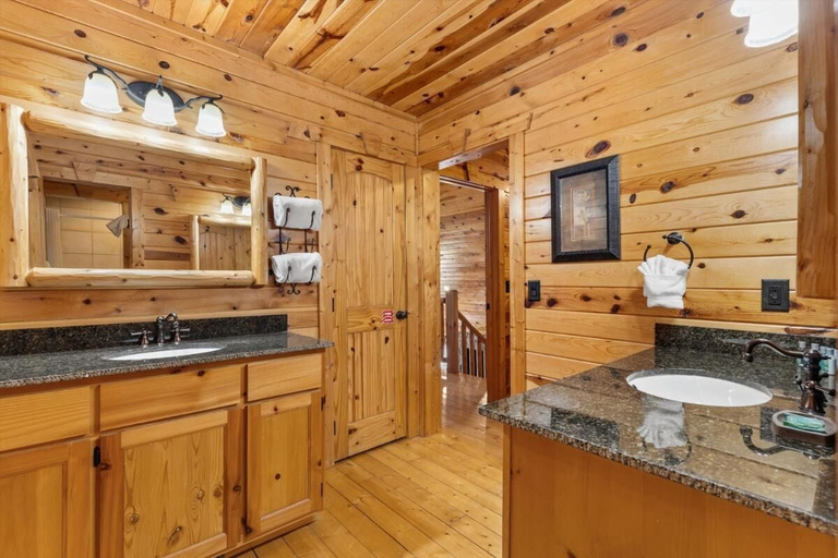Bathroom 4, White Oak 212, Sevier