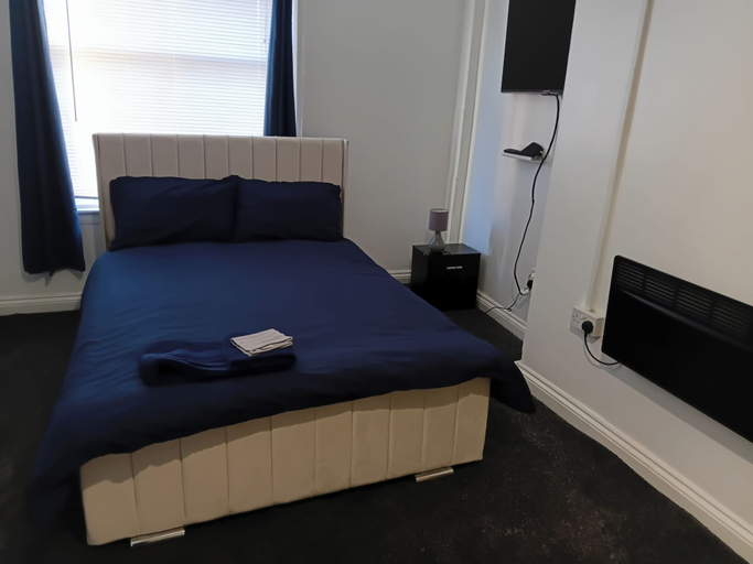 Room 3, Studio Sleeps 2 With Parking, Sandwell