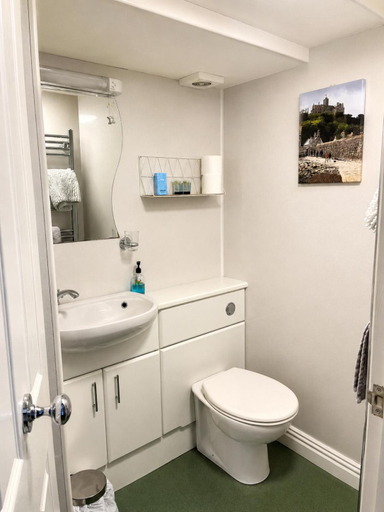 Bathroom 3, The Fountain Inn, Cornwall