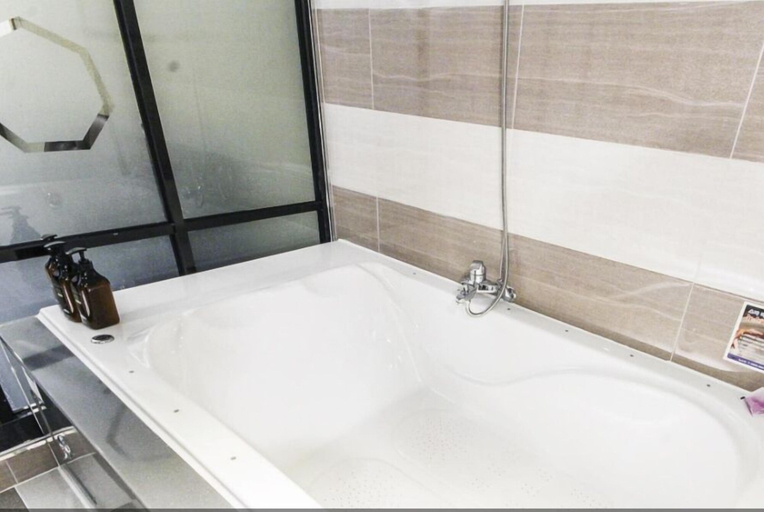 Bathroom 4, GoldenRoot Hotel in Gimhae, Gimhae