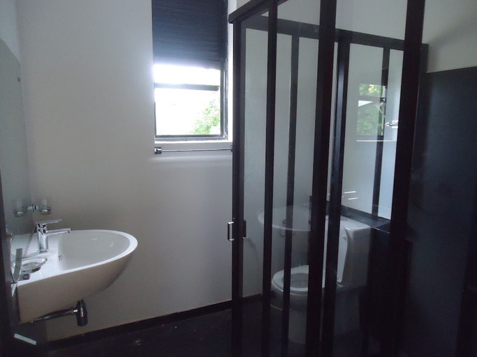 Bathroom 3, Flower Seven Hotel, N. Palatha East