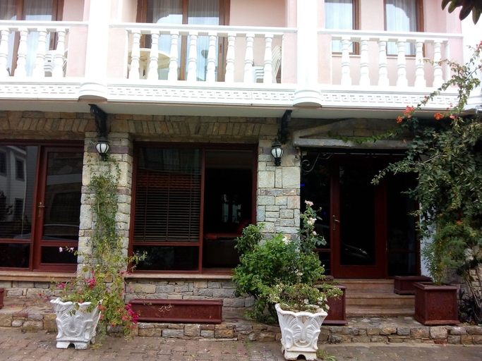 Exterior & Views