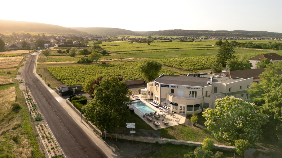 Exterior & Views