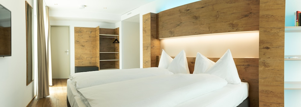 Others 5, Jet Hotel Zurich Airport, Dielsdorf