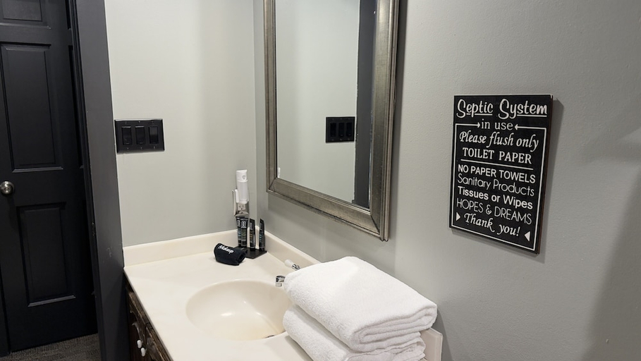 Bathroom 4, The Brewery Lodge Hotel, LaPorte