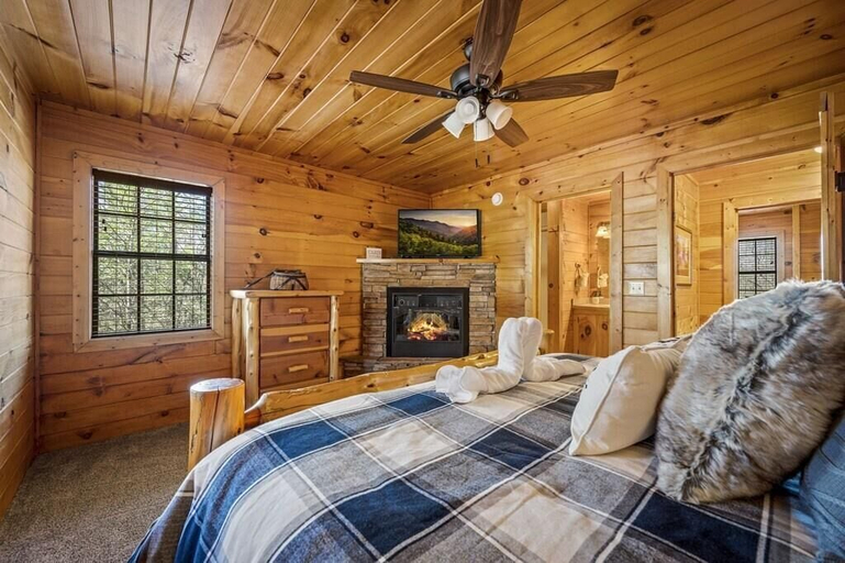 Room 2, Z - Bourbon Bear Lodge, Sevier