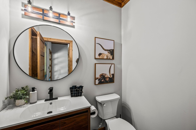 Bathroom 2, Luxe 634, Sevier